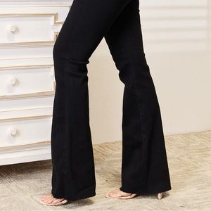 Judy Blue Full Size Run Raw Hem Jeans with Pockets, in Black!